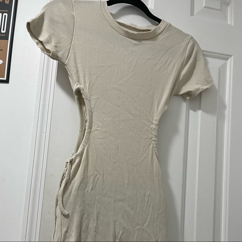 Cutout dress around the waist.